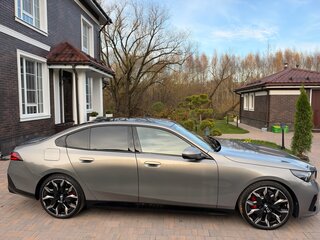 2026 BMW 5 серии 520d xDrive VIII (G60/G61/G68), серый, 9400000 рублей, вид 4