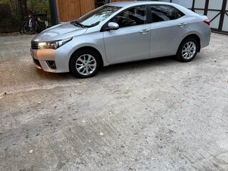2013 Toyota Corolla XI (E160, E170, E180), серебристый, 1300000 рублей, вид 3