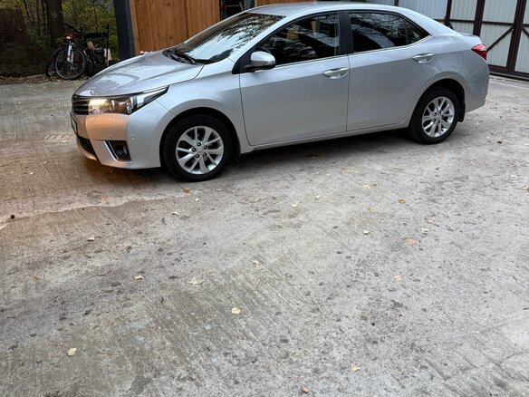 2013 Toyota Corolla XI (E160, E170, E180), серебристый - вид 2
