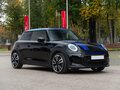 2021 Mini Hatch Cooper III (F55/F56) Рестайлинг 2, чёрный, 3790000 рублей - вид 2