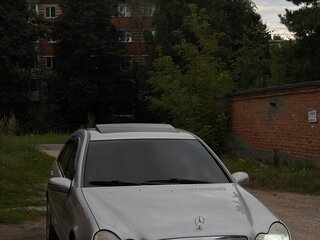 2001 Mercedes-Benz C-Класс 240 II (W203), серебристый, 680000 рублей, вид 3
