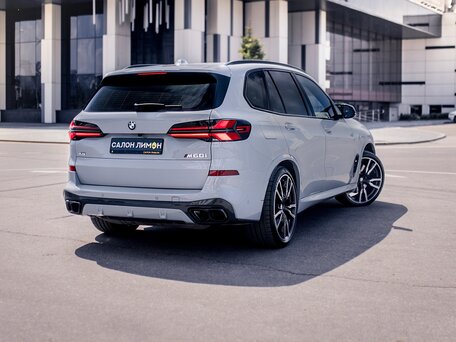 2025 BMW X5 M60i IV (G05/G18) Рестайлинг, серый, 17490000 рублей, вид 3