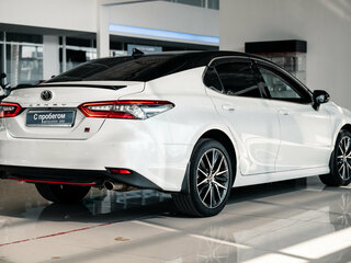 2021 Toyota Camry VIII (XV70) Рестайлинг, белый, 3100000 рублей, вид 5