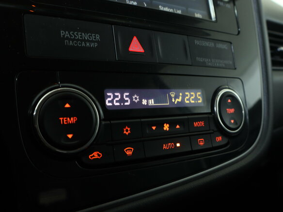 2016 Mitsubishi Outlander III Рестайлинг 2, белый, 1849000 рублей - вид 16