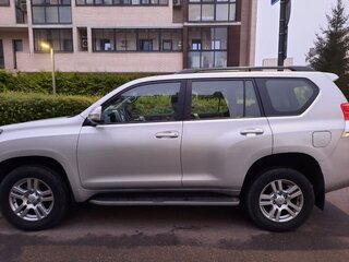 2013 Toyota Land Cruiser Prado 150 Series Рестайлинг 1, серебристый, 2985000 рублей, вид 4