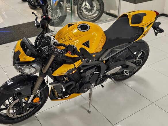 2025 Triumph Street Triple, жёлтый - вид 29