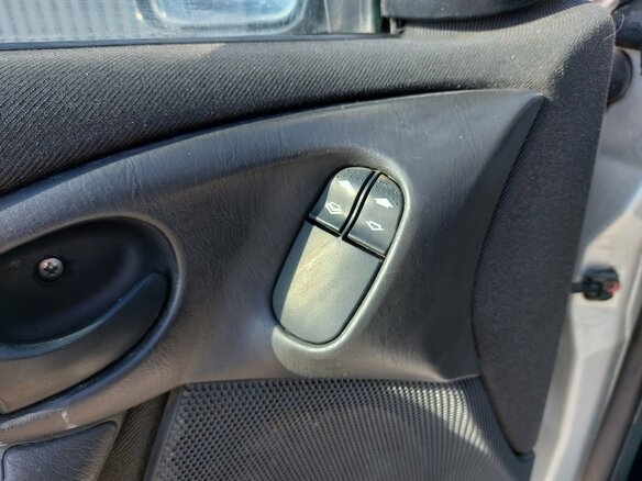 2004 Ford Focus I Рестайлинг, серебристый, 259000 рублей - вид 9