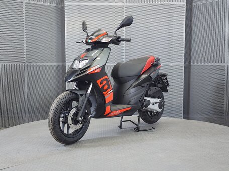 2025 Aprilia SR 125, чёрный, 243000 рублей, вид 4