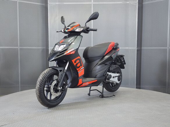 2025 Aprilia SR 125, чёрный, 243000 рублей - вид 3