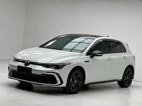 2023 Volkswagen Golf VIII, белый, 2000000 рублей, вид 2