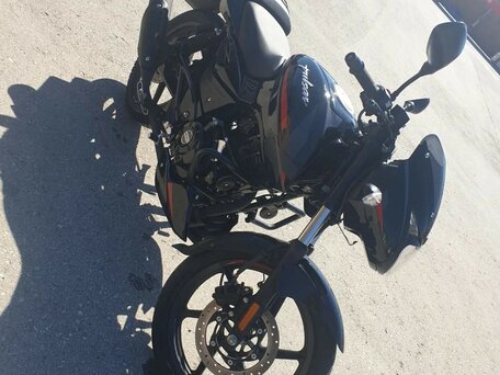 2022 Bajaj Pulsar 180, чёрный, 143000 рублей, вид 3