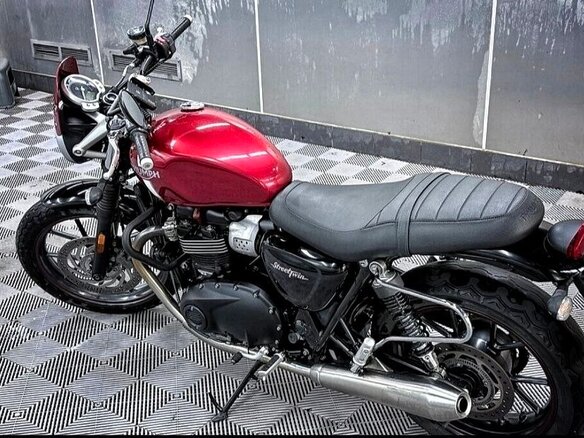 2016 Triumph Street Twin, красный, 730000 рублей - вид 1
