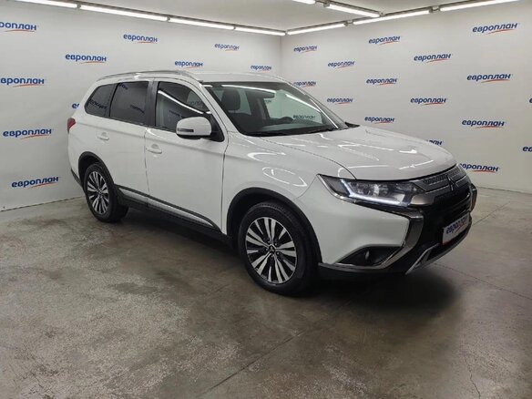 2020 Mitsubishi Outlander III Рестайлинг 3, белый - вид 1