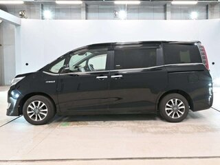 2017 Toyota Esquire I Рестайлинг, чёрный, 1560000 рублей, вид 4