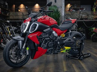 2023 Ducati Diavel V4, красный, 2890000 рублей, вид 4