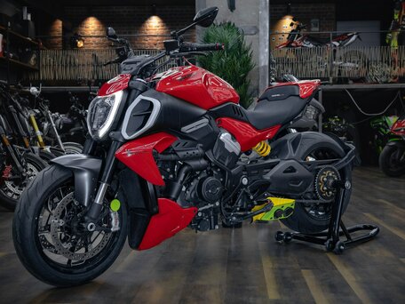 2023 Ducati Diavel V4, красный, 2890000 рублей, вид 4
