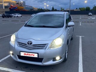 2009 Toyota Verso I, серебристый, 995000 рублей, вид 2