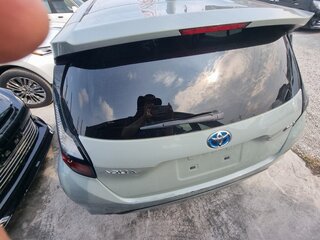 2022 Toyota Aqua II, зелёный, 1280000 рублей, вид 3