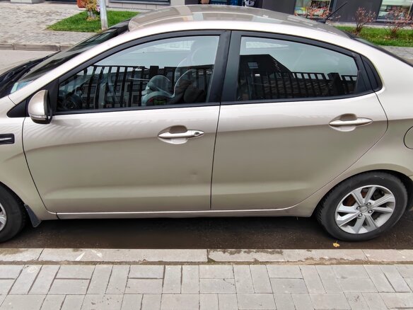 2014 Kia Rio 4-speed III, бежевый - вид 3
