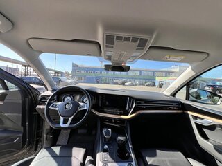 2019 Volkswagen Touareg III, серый, 5400000 рублей, вид 4