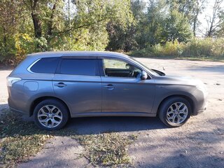 2014 Mitsubishi Outlander PHEV III Рестайлинг, серый, 1750000 рублей, вид 2