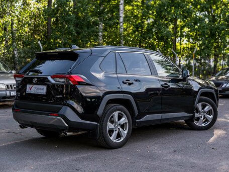 2022 Toyota RAV4 V (XA50), чёрный, 2420000 рублей, вид 2