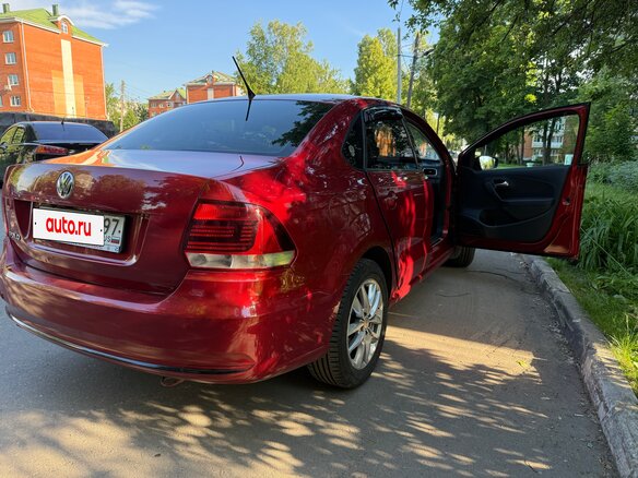 2016 Volkswagen Polo V Рестайлинг, красный, 850000 рублей - вид 4
