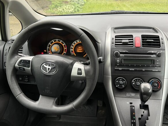 2011 Toyota Auris I Рестайлинг, белый, 870000 рублей - вид 8