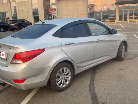 2011 Hyundai Solaris I, серый, 650000 рублей, вид 5