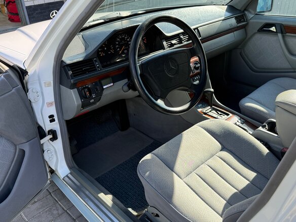 1994 Mercedes-Benz E-Класс 220 I (W124), белый, 1700000 рублей - вид 5