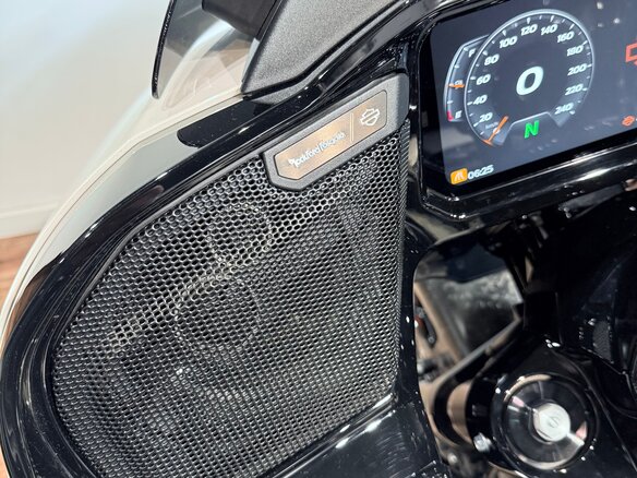 2024 Harley-Davidson CVO Road Glide ST, белый, 4799000 рублей - вид 32