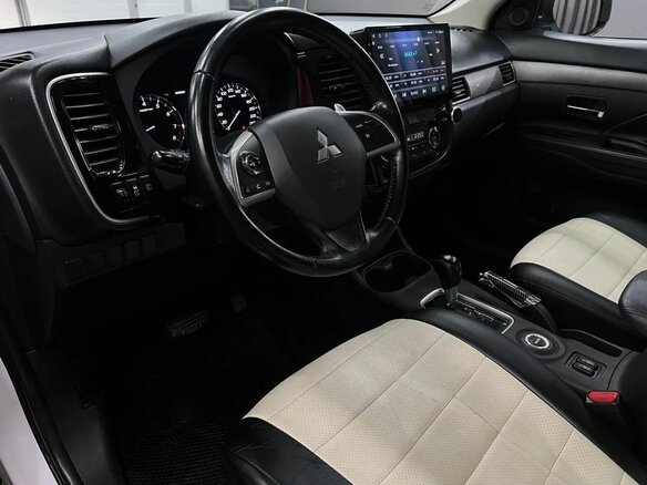 2014 Mitsubishi Outlander III Рестайлинг, белый, 1049888 рублей - вид 8