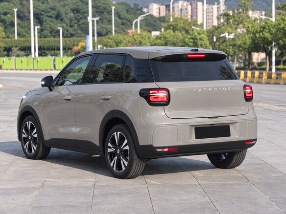 2026 Leapmotor A10 53 kWh, бежевый, 1730000 рублей - вид 2
