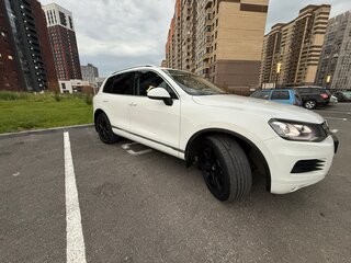 2013 Volkswagen Touareg II, белый, 2350000 рублей, вид 2