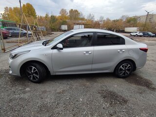 2017 Kia Rio III Рестайлинг, серебристый, 1100000 рублей, вид 3