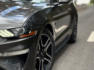 2018 Ford Mustang VI Рестайлинг, серебристый, 2490000 рублей, вид 1