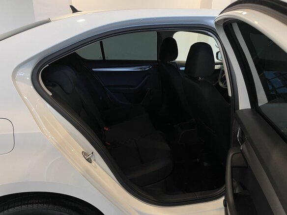 2017 Skoda Octavia III (A7) Рестайлинг, белый, 1540000 рублей - вид 16