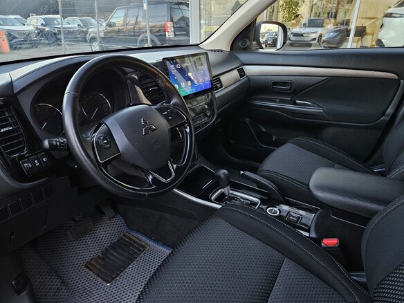 2017 Mitsubishi Outlander III Рестайлинг 2, чёрный, 1689000 рублей - вид 9