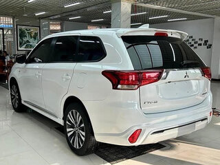2022 Mitsubishi Outlander III Рестайлинг 3, белый, 2050000 рублей, вид 4