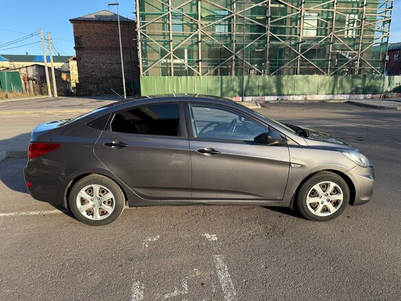 2013 Hyundai Solaris I, серый, 820000 рублей - вид 3