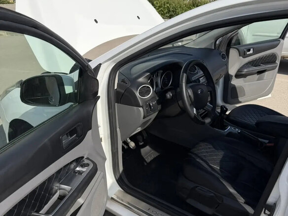 2010 Ford Focus II Рестайлинг, белый, 460000 рублей - вид 10