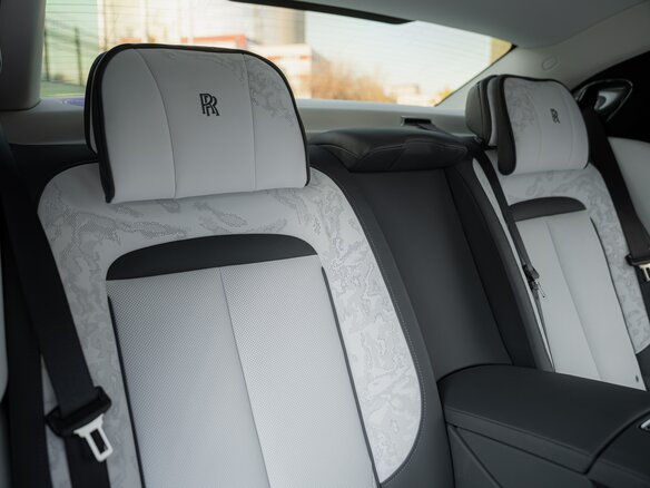 2026 Rolls-Royce Ghost Black Badge II Рестайлинг (Series II), серый, 60400000 рублей - вид 17