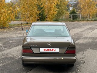 1990 Mercedes-Benz W124 230 4-speed, коричневый, 250000 рублей, вид 3