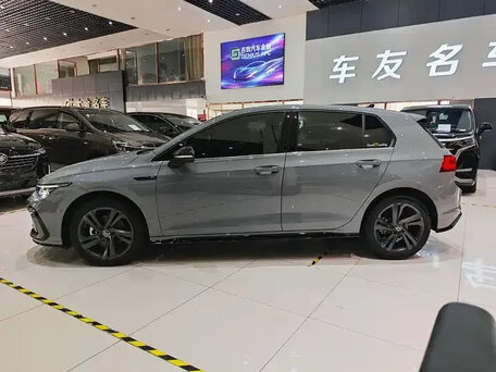 2023 Volkswagen Golf VIII, серый, 1920000 рублей, вид 3