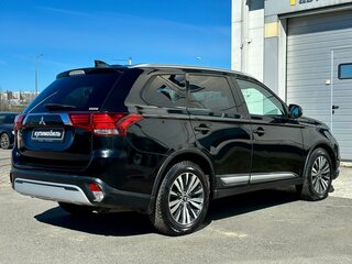 2021 Mitsubishi Outlander III Рестайлинг 3, чёрный, 1830000 рублей, вид 4