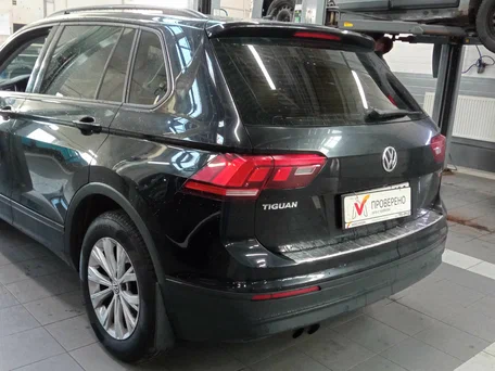 2020 Volkswagen Tiguan II, чёрный, 2370000 рублей, вид 4