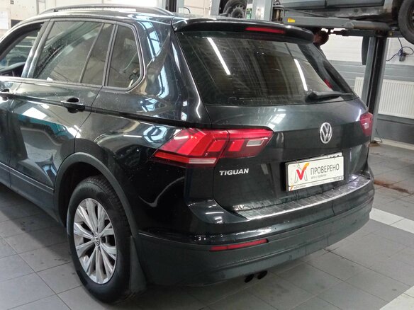 2020 Volkswagen Tiguan II, чёрный, 2370000 рублей - вид 3