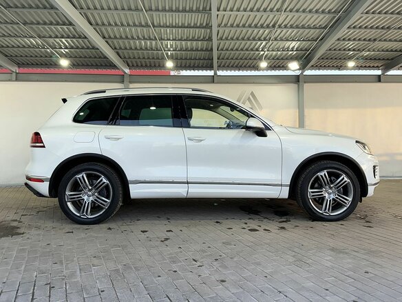 2017 Volkswagen Touareg II Рестайлинг, белый - вид 5