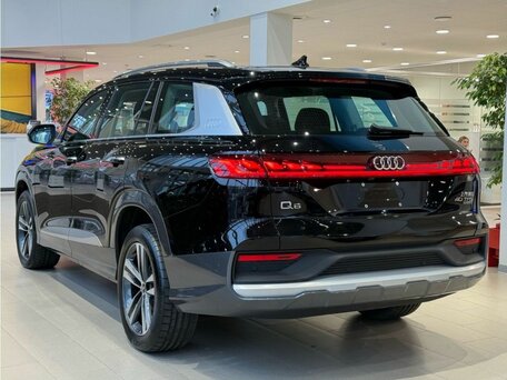 2026 Audi Q6 40 TFSI, чёрный, 7630000 рублей, вид 4