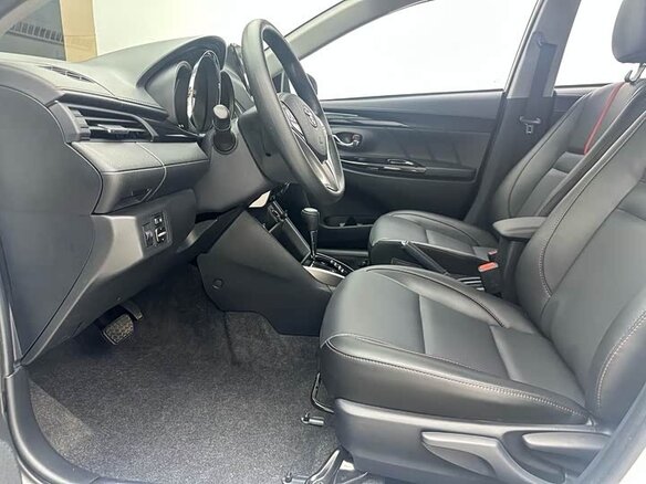 2022 Toyota Yaris L X XP150 Рестайлинг, белый, 1420000 рублей - вид 10